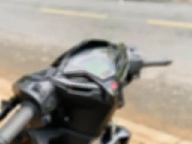 Spidometer digital Koso terpasang, ada lapisan carbon di sekelilingnya.