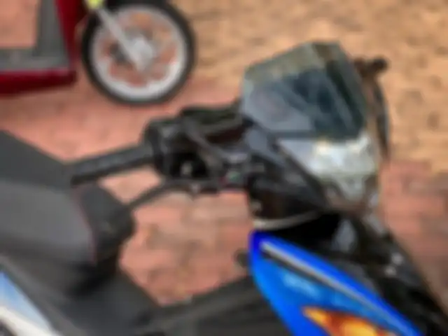 Headlamp LED ZHI.PAT dan master rem Brembo RCS menghiasi area kokpit.