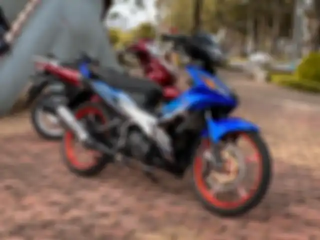 Seluruh bodinya direpaint ulang dan memakai stiker stripping Spark 135i khas Thailand.