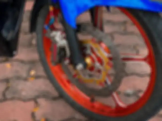 Pelek K7 berkelir glossy orange dan kaliper rem Frando 4P serta cakram Brembo.