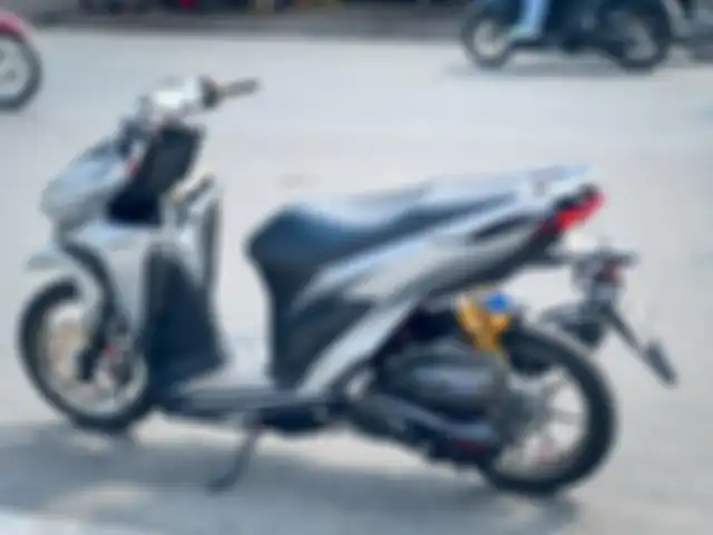Emblem Click 150i ala Thailand terpasang di body.