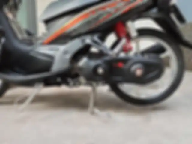 Sokbreker YSS di belakang.