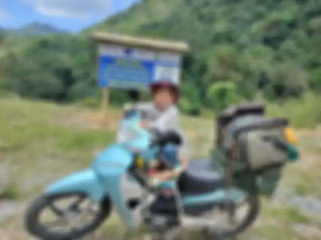 Pakai motor bebek Honda Wave Alpha atau Honda Supra Fit di Indonesia.