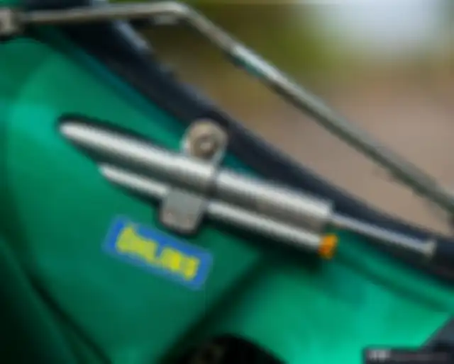 Steering damper Ohlins terpasang di bagian tengah.