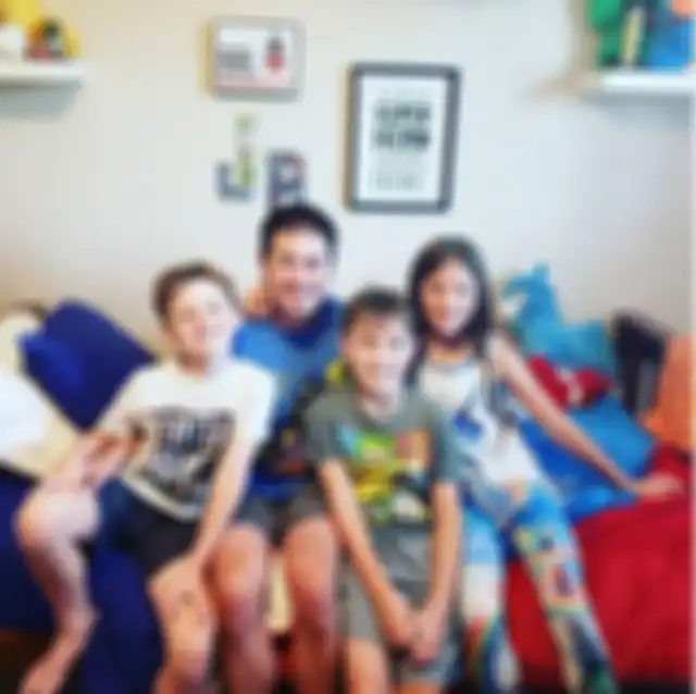 Thomas bersama anak-anaknya yang kini telah tumbuh dewasa.