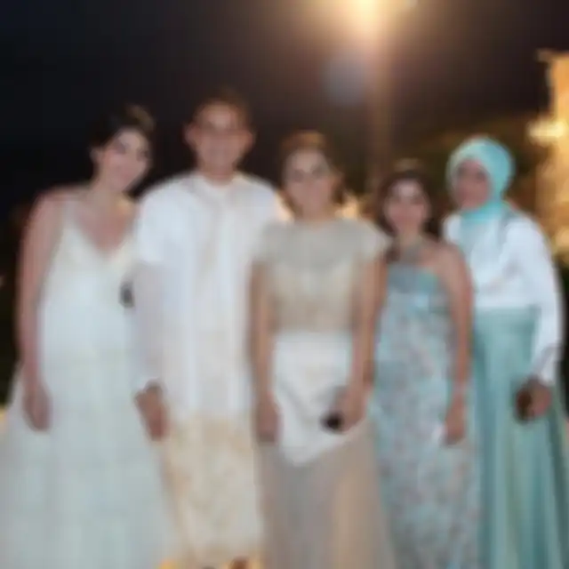 Sarah Amalia tampil bersahaja dengan balutan dress panjang.