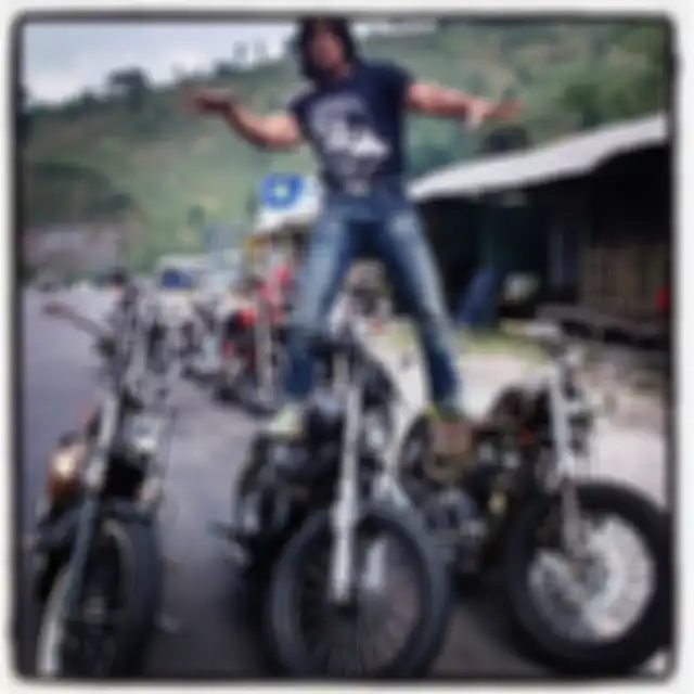 Agung Hercules yang hobi motoran.