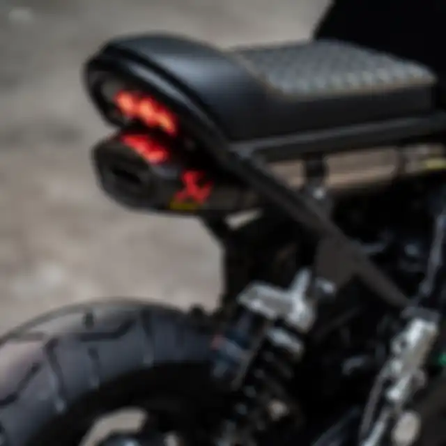 Knalpot Akrapovic berada di bawah jok custom.