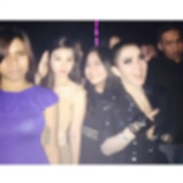 Ayu Thalia alias Thata Anma merintis karier sebagai pemian sinetron hingga curi-curi foto bareng Syahrini di sebuah pesta dugem.