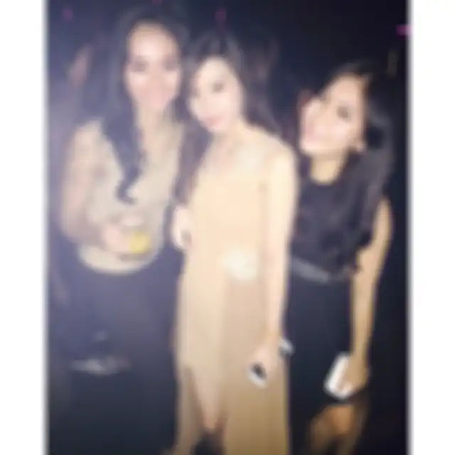 Ayu Thalia alias Thata Anma merintis karier sebagai pemian sinetron hingga curi-curi foto bareng Syahrini di sebuah pesta dugem.