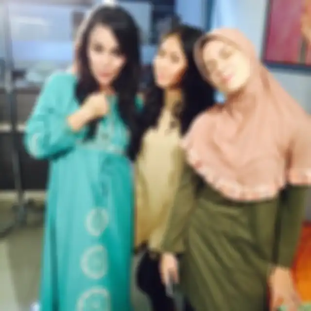 Ayu Thalia alias Thata Anma merintis karier sebagai pemian sinetron hingga curi-curi foto bareng Syahrini di sebuah pesta dugem.