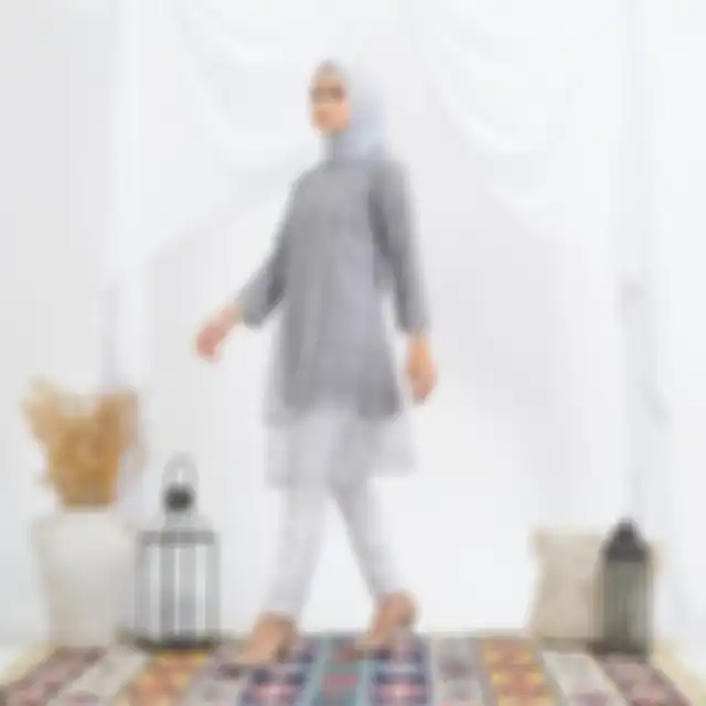 Model tunik brokat abu-abu buat lebaran 2022
