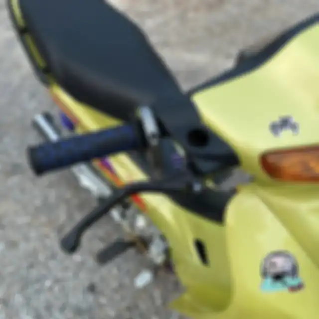 Master rem Brembo dan gas spontan Active di sebelah kanan.