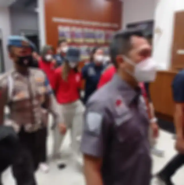 Foto Nia Ramadhani memakai baju tahanan akhirnya beredar. Di depannya, Ardi Bakrie juga memakai baju tahanan warna merah.