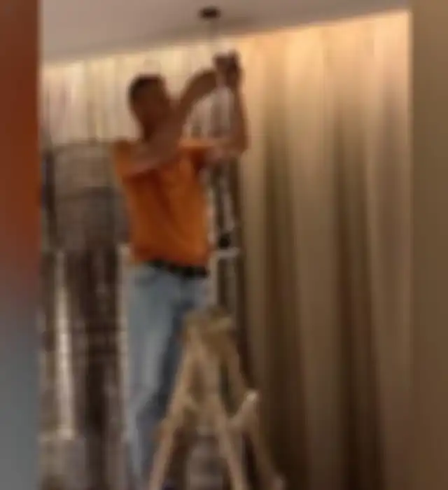 Polisi melepas lampu di kamar hotel gadis ini