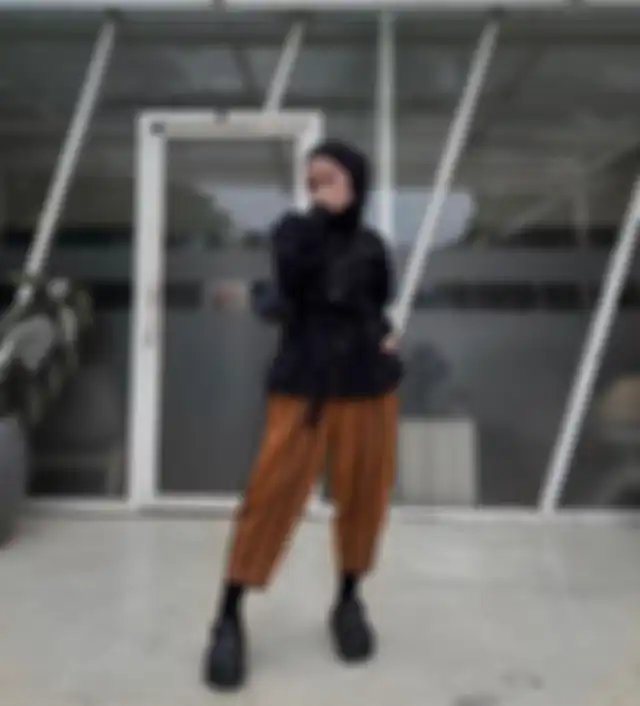 OOTD hijab pakai atasan hitam ala selebgram