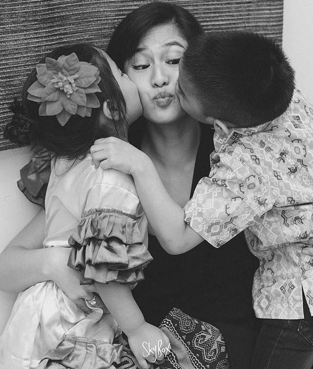 Terlihat kompak, Dian Sastro tak pernah bedakan pengasuhan kedua anaknya. 