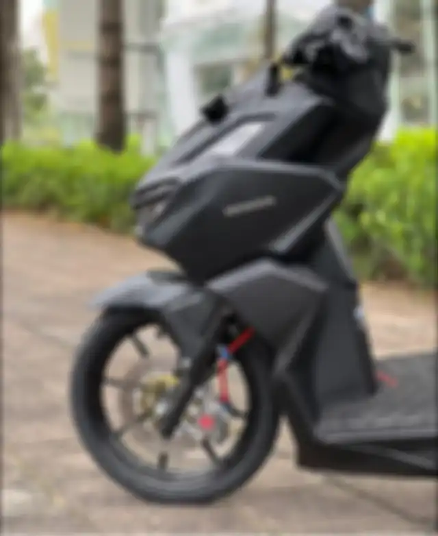 Kaki-kaki pakai pelek RCB, pengereman diganti Brembo.
