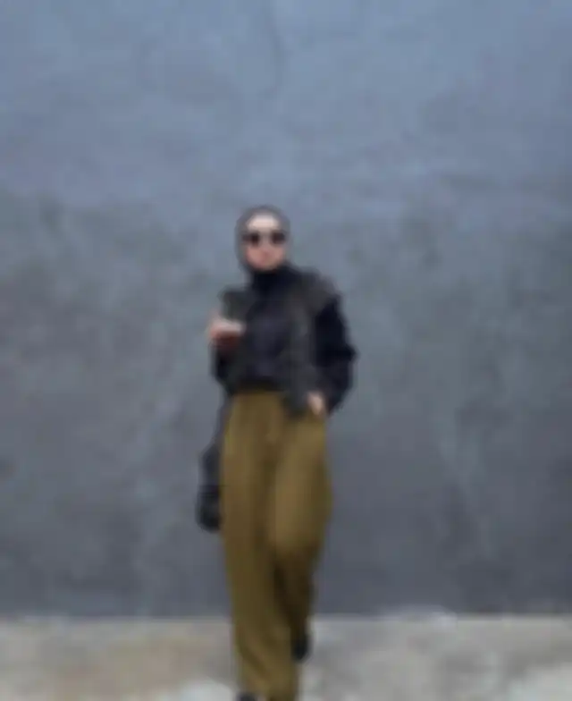 OOTD hijab pakai atasan hitam ala selebgram