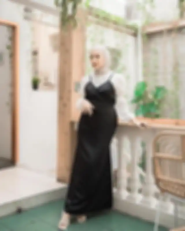 Sleeveless dress buat outfit hijab