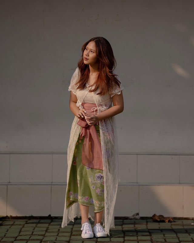 Inspirasi berkain nusantara buat outfit sehari-hari ala Nadin Amizah
