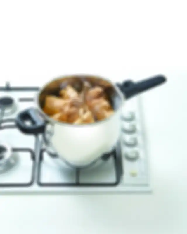 30 menit ketupat matang dengan pressure cooker ini.