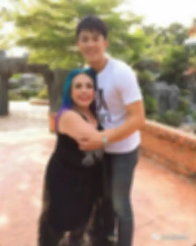Leena dan salah satu berondongnya.