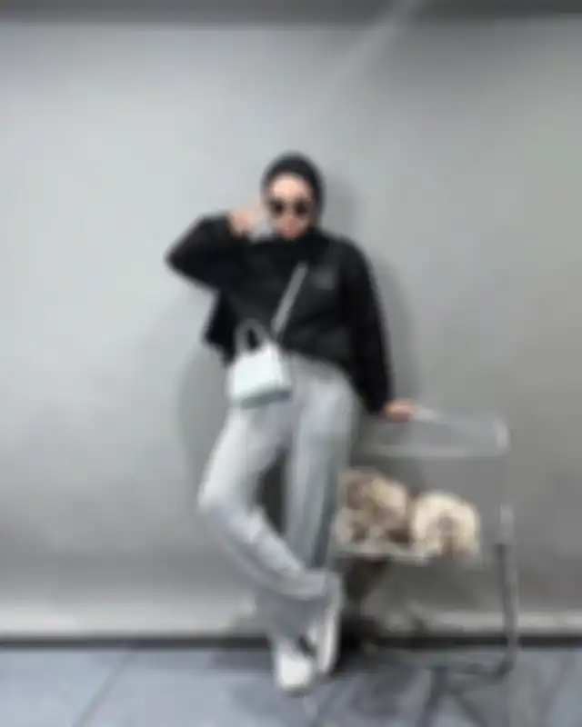 OOTD hijab pakai atasan hitam ala selebgram