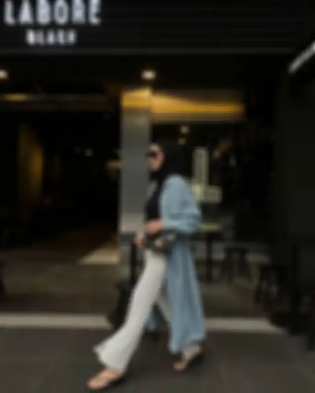 Ide OOTD hijab warna netral yang kece buat musim hujan