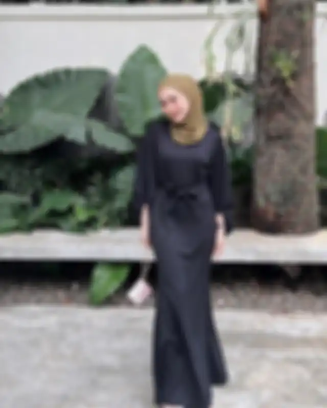 5 Model Dress Hitam Simpel Tapi Anggun Buat OOTD Hijab Kondangan! - Semua  halaman | CewekBanget