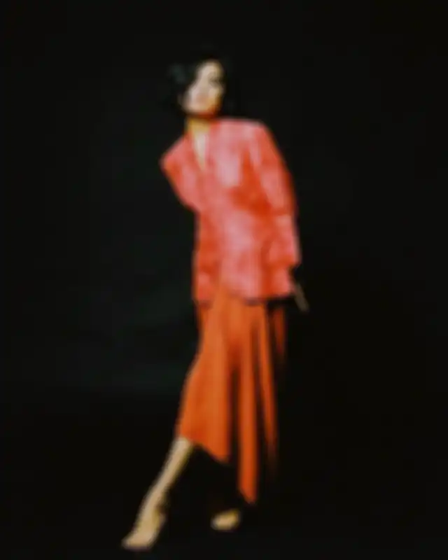 Eva Celia dengan blazer warm pink dan rok oranye