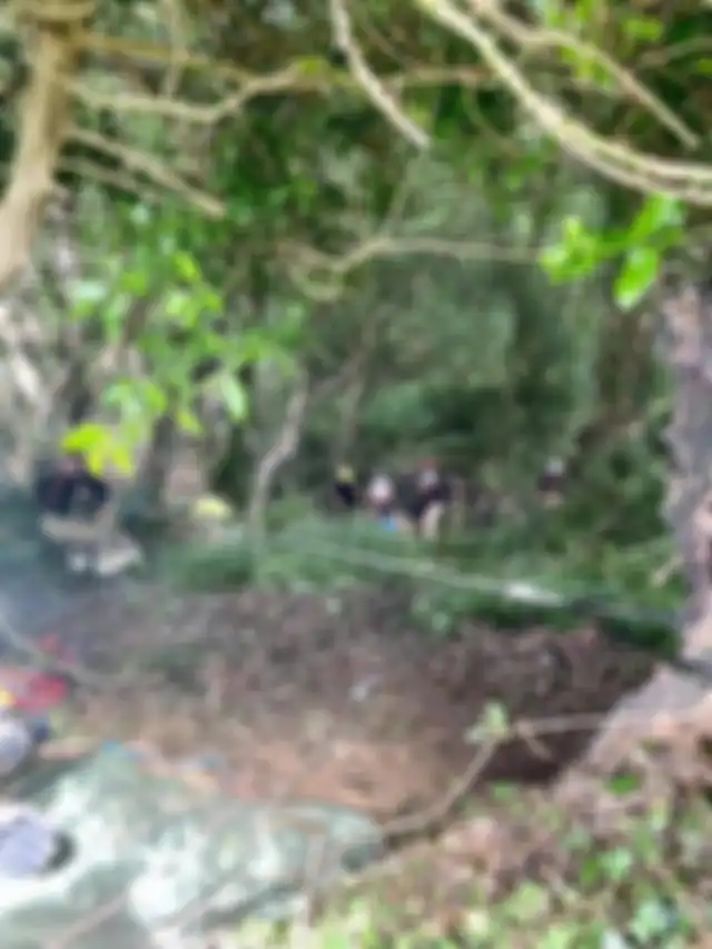 Tim penyelamat datang untuk mengevakuasi nenek yang terperosok ke jurang
