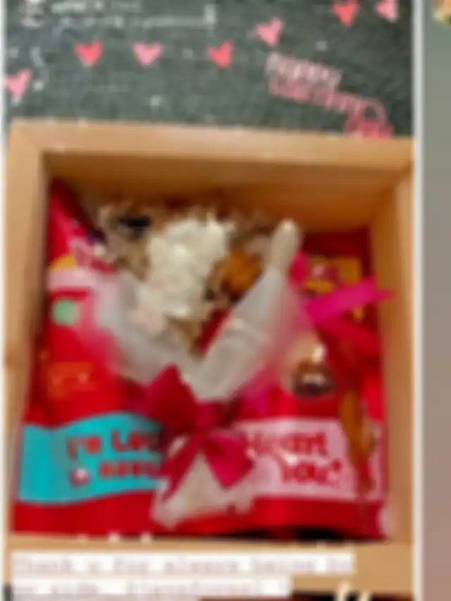 Hadiah Valentine Wijin untuk Gisel. Di foto Gisel pamer hadiah dari Gempi, Lee Jeong Hoon memberikan komentar berupa emoji love sebanyak 4 buah. Netizen ikut nimbrung.
