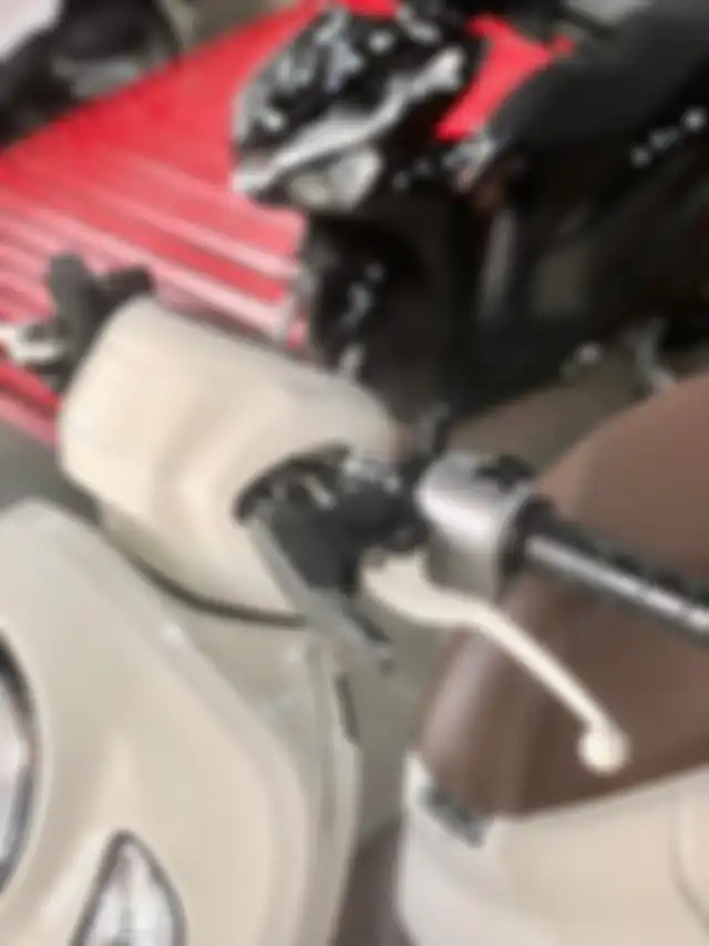Warna putih mendominasi Honda Scoopy yang mencontek Vespa x Justin Bieber ini.