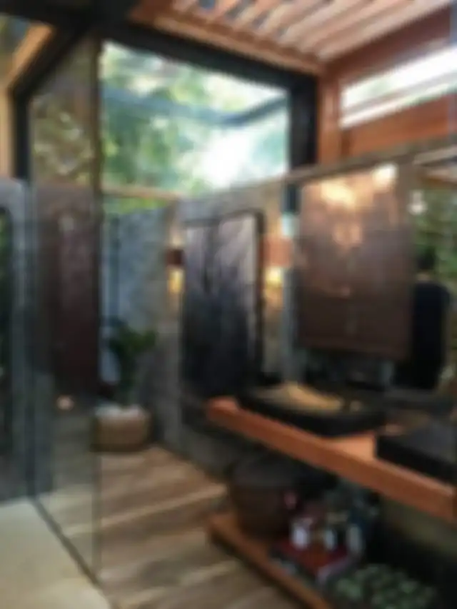 9 foto desain kamar mandi natural tampak kian segar memakai sentuhan kreatif seperti ini. Nggak hanya tanaman lho. 
