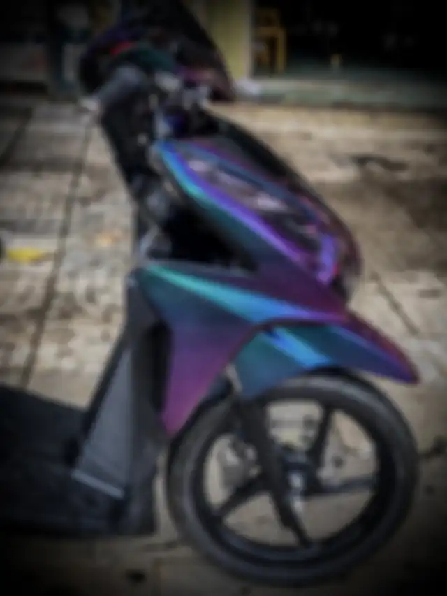Seluruh bodi Honda Vario 125 lawas ini dibalut cat bunglon yang menawan.