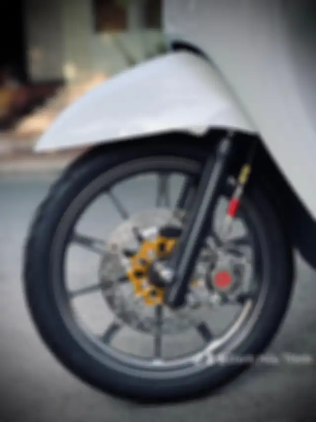 Area kaki-kaki jadi menu utama, pakai pelek forged King Speed ring 14. Pengereman dipercaya ke Brembo.
