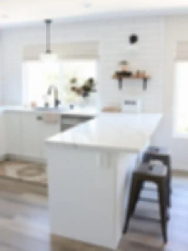 Simak yuk tips mengatasi kesalahan desain meja dapur minimalis. Foto hasilnya bikin tercengang banyak pemilik rumah.