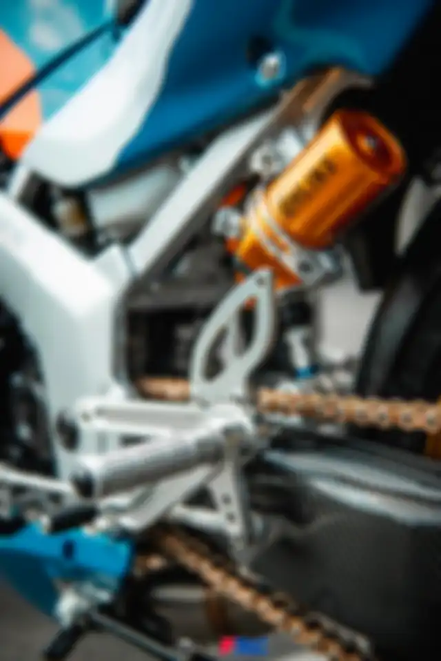 Monosok memakai sokbreker Ohlins dengan sub-tank terpisah.