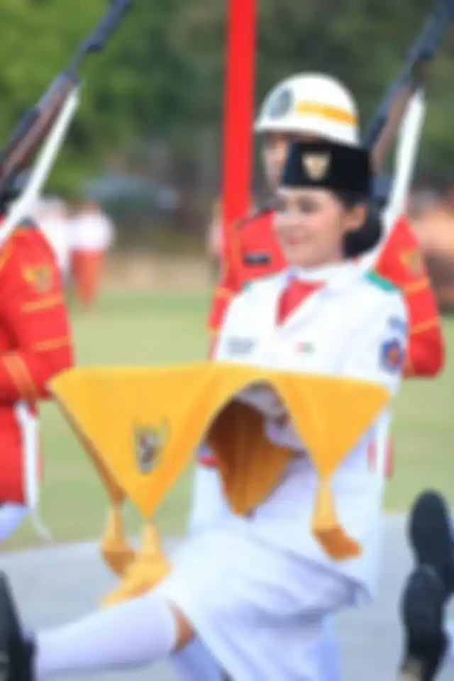 Desak Putu Tiara saat membawa baki bendera merah putih.