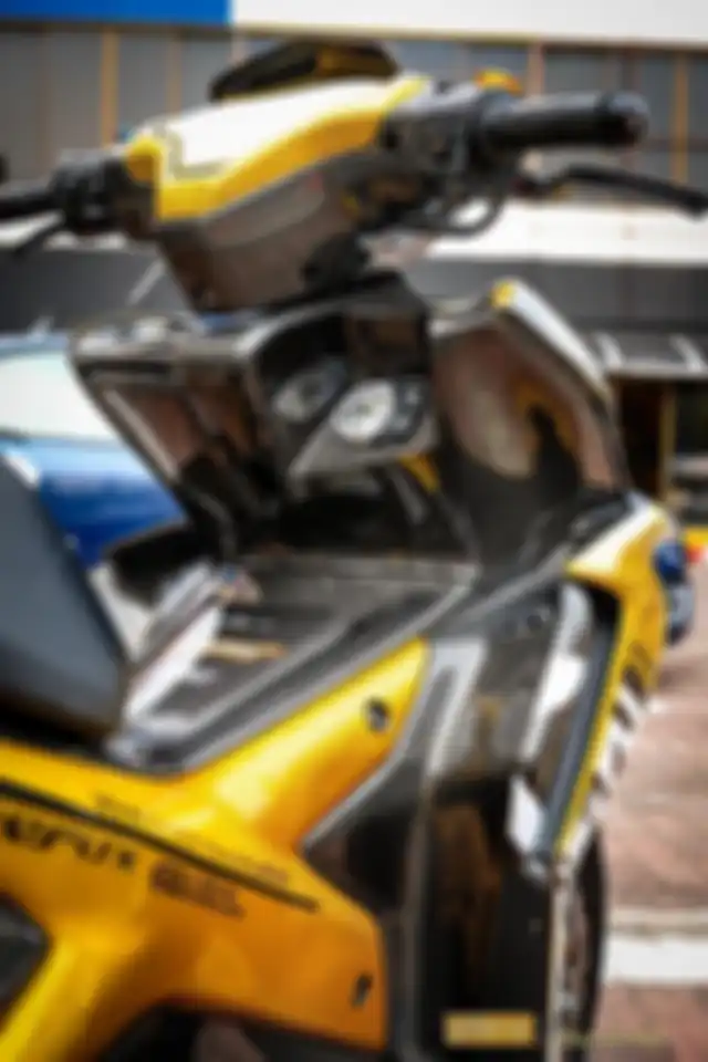Bagian bodi Yamaha NVX 155 alias Aerox baru ini full dilapisi carbon fiber!