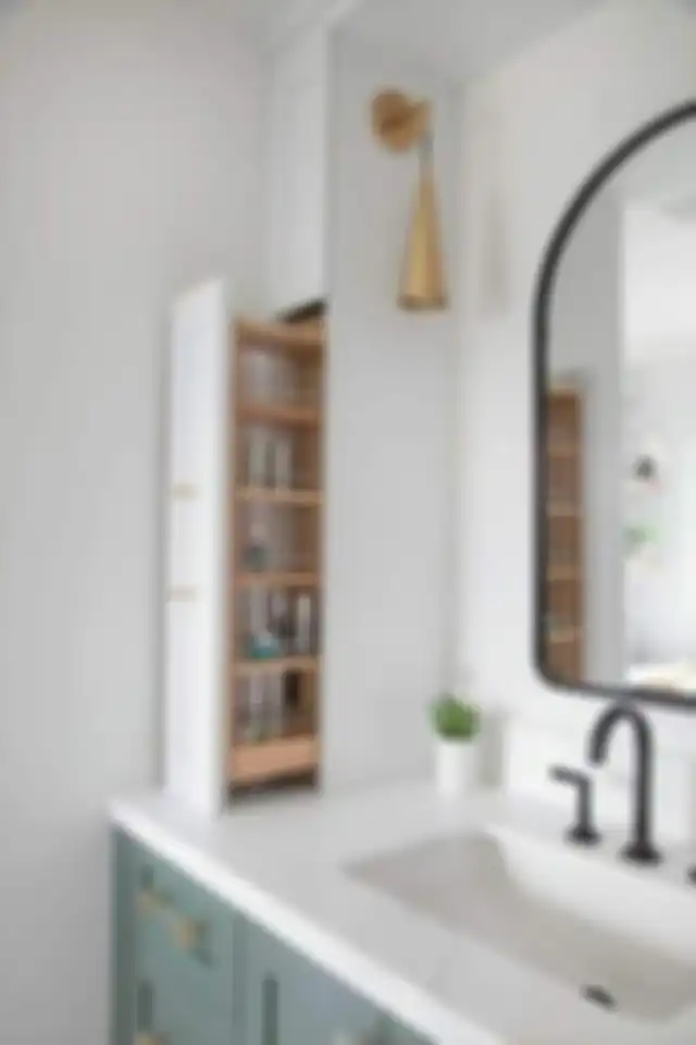 Desain kamar mandi sampai bikin tamu rumah mungil bertanya-tanya gegara 6 trik pasang cermin terbukti manjur.