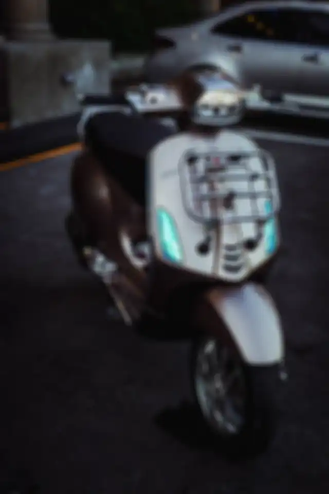 Bagian depan dipasang front rack, berguna buat touring.