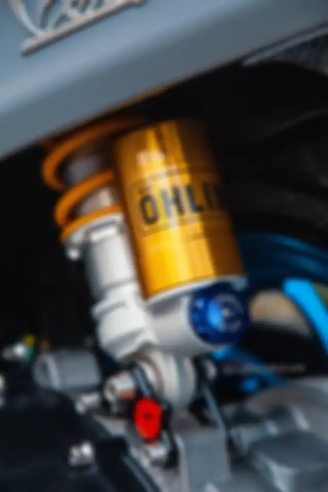 Sokbreker Ohlins terpasang pula di bagian belakang.