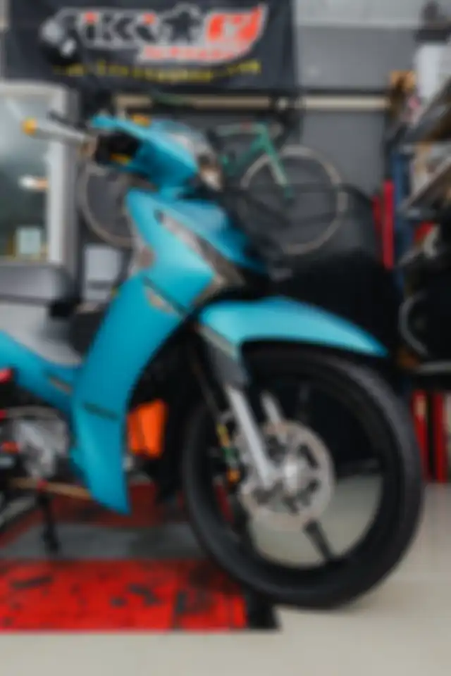 Terpasang keranjang di depan dan upgrade pengereman di roda.
