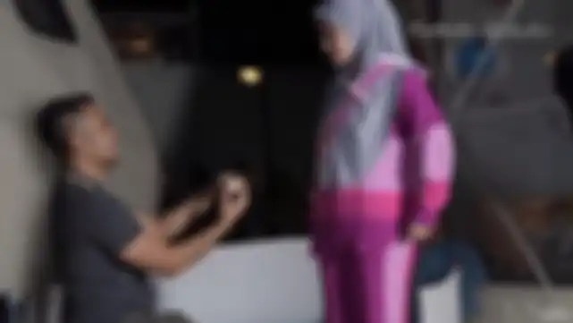 Momen Fariz berlutut dan menyodorkan cincin untuk Nathalie Holscher.