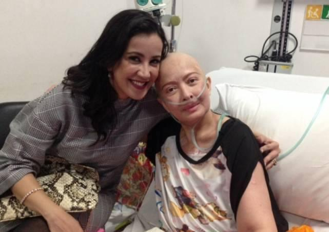 Foto jenazah artis sinetron Yana Zein di dalam peti mati beredar luas. Namun, drama muncul ketika ayahnya datang ke rumah duka.