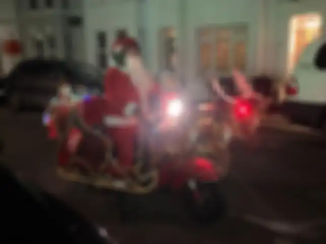 Jim Deans bersama Vespa yang ia modifikasi menjadi kereta luncur Santa Claus.