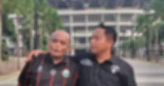 Foto lucu Sapri Pantun saat bersama Narji. Sapri dikenal komedian yang merintis karir dari bawah. 