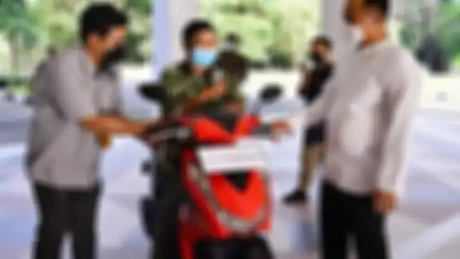 Kakek Safaruddin yang rela bersepeda 15 kilometer demi divaksin viral juga mendapat motor dari pejabat sementara Gubernur Sulawesi Selatan.